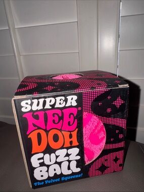 Super NeeDoh Fuzz Ball - Bright Pink
